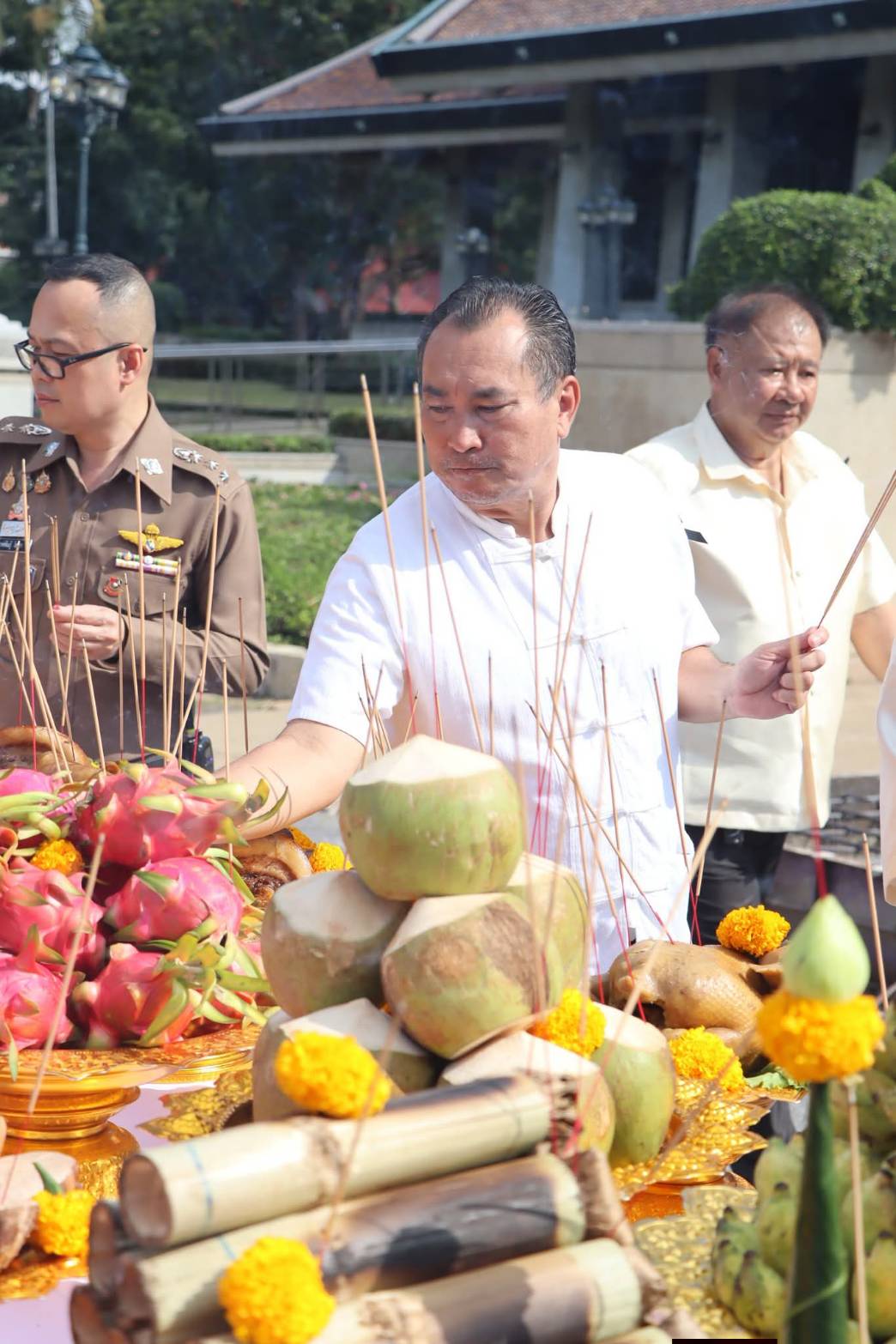 title - ศพส. ร่วมพิธีบวงสรวงซุ้มถวายดอกไม้จันทน์ จังหวัดพระนครศรีอยุธยา น้อมรำลึกในพระมหากรุณาธิคุณ สมเด็จพระบรมราชชนนีพันปีหลวง ณ บริเวณด้านหน้าอาคารศาลาพระมิ่งขวัญ ศูนย์ส่งเสริมและพัฒนาอาชีพเสริมนอกภาคการเกษตร (ศูนย์ศิลปาชีพ บางไทรฯ (เดิม))